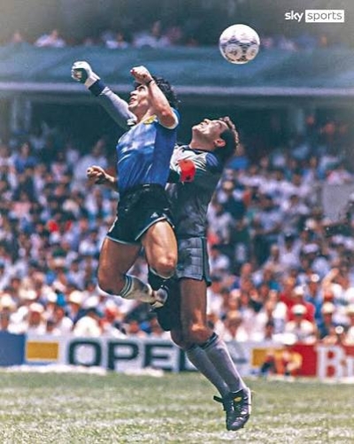 Ποδόσφαιρο και πολιτική: Mια μπαλιά από τον Καμύ στον Γκαλεάνο και από τον Μαραντόνα στον Μέσι