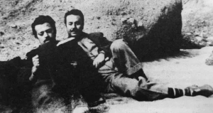 Η μόνη ξιφολόγχη μου ήταν το κρυφοκοίταγμα του φεγγαριού απ’ τα σύννεφα (Οι ποιητές απαντούν στον Μητσοτάκη)