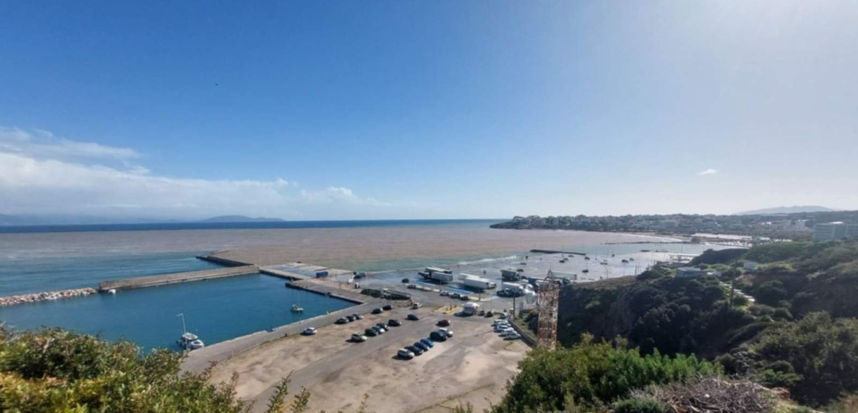 Απόκοσμο θέαμα στο λιμάνι και τις παραλίες της Ραφήνας