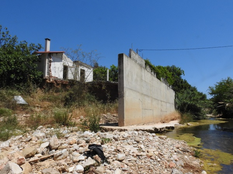 Αυθαίρετα εντός κοίτης που αντί να απαλλοτριωθούν, διευθετείται το Μεγάλο Ρέμα