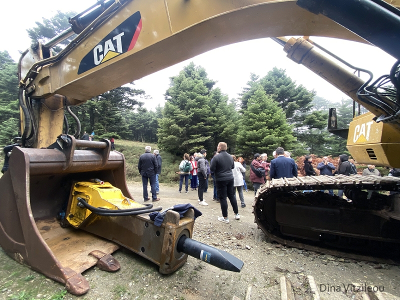 Καταστρέφουν τον Πάρνωνα: Οι κάτοικοι του ιστορικού Κοσμά Αρκαδίας κάνουν Χριστούγεννα στα μπλόκα