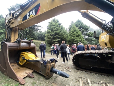 Καταστρέφουν τον Πάρνωνα: Οι κάτοικοι του ιστορικού Κοσμά Αρκαδίας κάνουν Χριστούγεννα στα μπλόκα