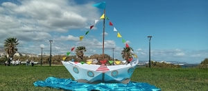 «Άσπρα καράβια τα όνειρά μας …» για τα παιδιά που ήρθαν στην εκδήλωση. Από την Ομάδα «Παι-Ζουμε Κάτω από τα Δέντρα»