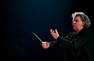 Ο συμφωνικός Μίκης