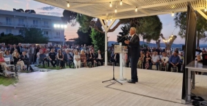 Έφοδος στα κεντρικά γραφεία του κυβερνώντος κόμματος, κατόπιν δικαστικής εντολής.