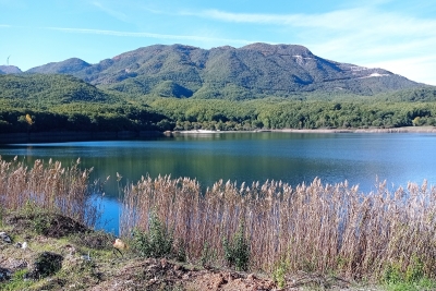 Η λίμνη της Ζαραβίνας όπως φαίνεται από την οδό Καλπακίου - Κακαβιάς