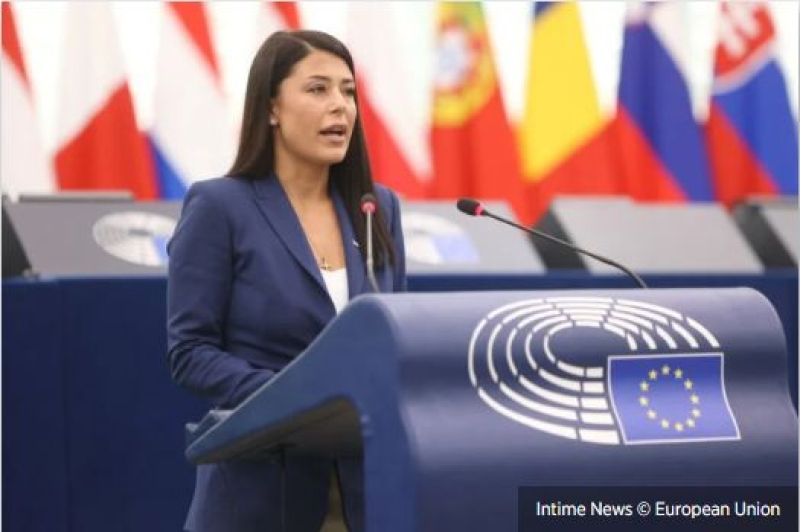 Η ογκώδης άγνοια και η μνημειώδης αγραμματοσύνη της ακροδεξιάς καθρεφτίζονται στο πρόσωπο της Αφροδίτης Λατινοπούλου