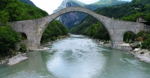 Ο πρωτομάστορας του γεφυριού της Πλάκας μιλάει στην Attica Voice