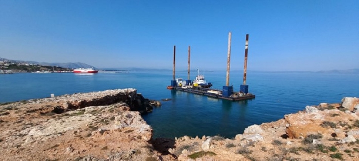 Η περίεργη πλατφόρμα που εμφανίστηκε στο λιμάνι της Ραφήνας (φωτ. Νίκος Μπληζιώτης)